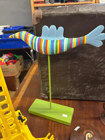 Priecīgs dekors. Paliels, varēs redzēt pāri visai istabai...