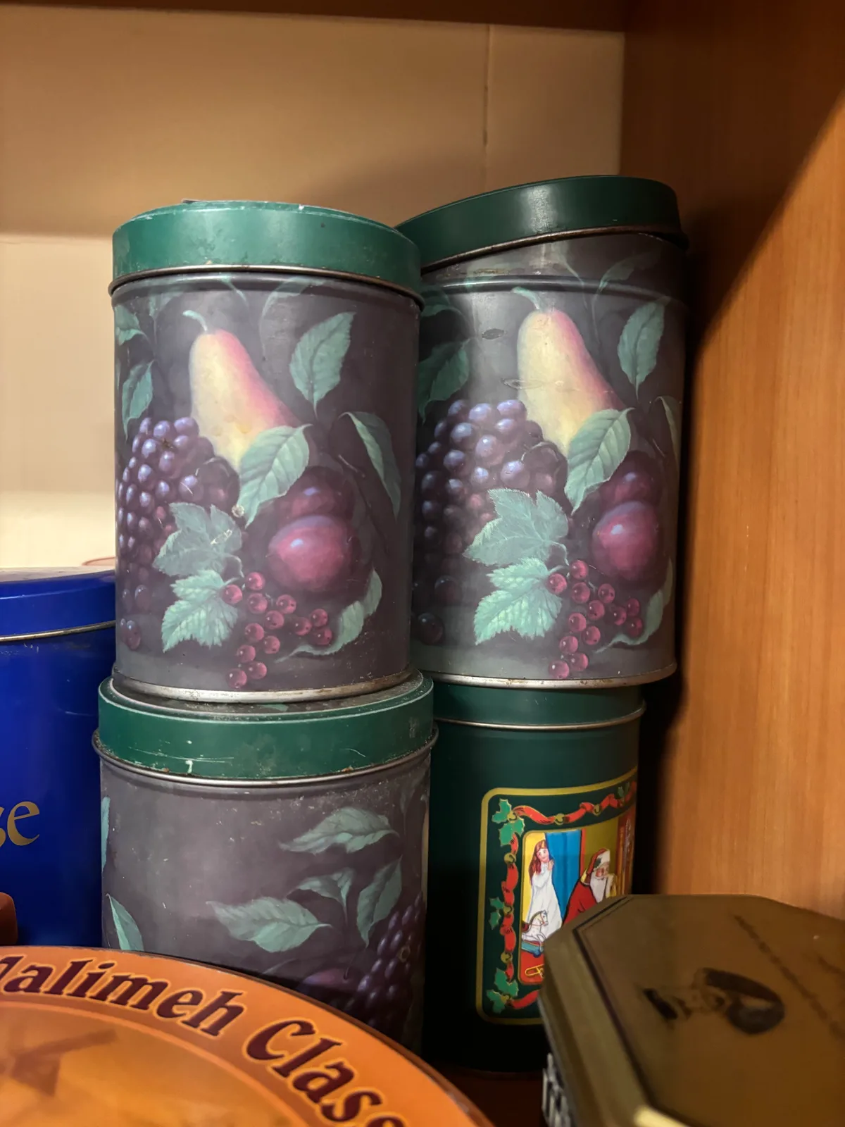 Bundžu komplekts (3) skaistos violetos toņos ar augļu rakstu. 0.5€/gab in Sigulda