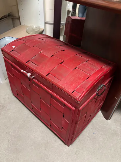 Sarkana koka skalu lāde, nereāli skaista, žēl, ka man nev...