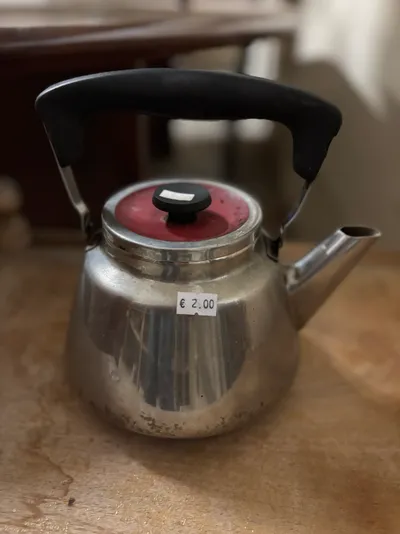 Maza glīta tējkanna ar sarkanu vāku. 2€