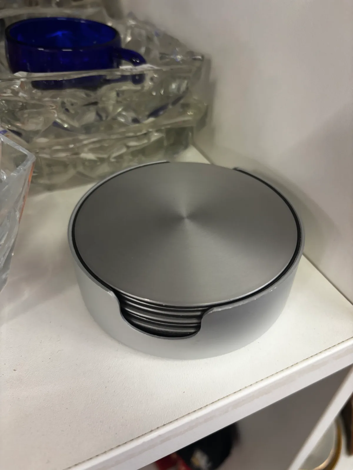 Apaļu metāla paliktņu komplekts atbilstošā cilindriskā turētājā. Matētā apdare piešķir tam tīru, minimālistisku estētiku. Lieliski piemērots vecpuiša dzīvokl...