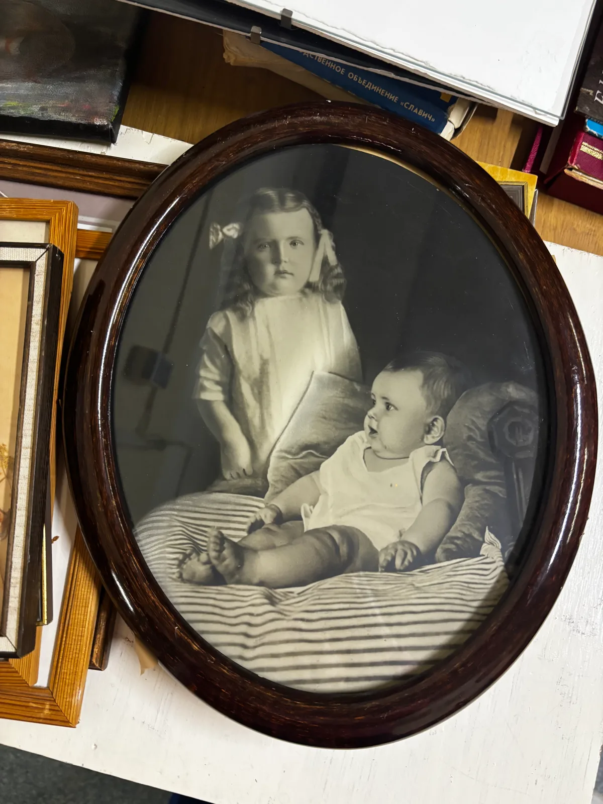 Tādus vairs netaisa. Nezinu pat, ko teikt. Lielisks papildinājums kādam dark academia interjeram ar/bez spoka. #goth #victorian in Sigulda