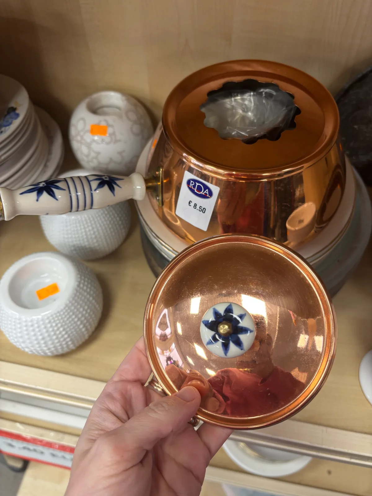 Fondī katls, varš, keramikas rokturi ar ziliem rakstiem. Skaists arī bez fondī. in Sigulda