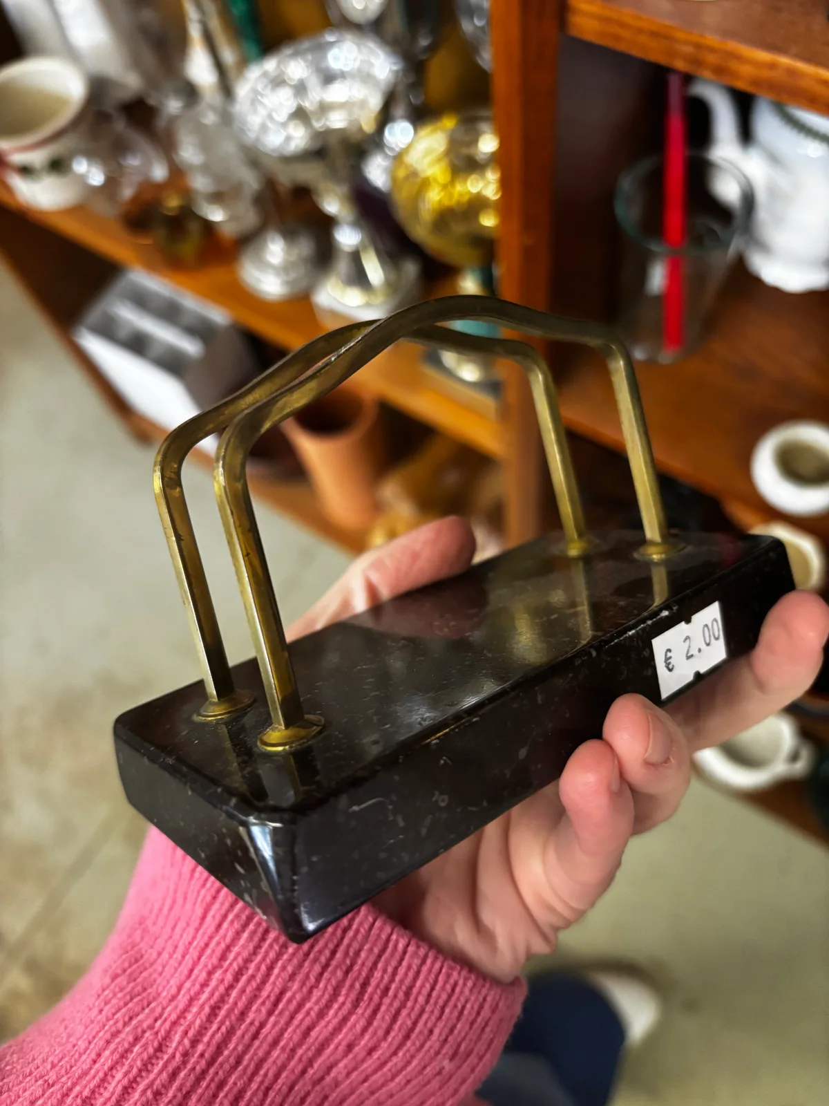 Smags (marmors?) ar misiņa(?) metàlu “visa kā turētājs”. Man diemžēl nekā turama nav, kādam noderēs: kapitāls, foršs priekšmets, pa divīti… salvetēm vai mīļā...