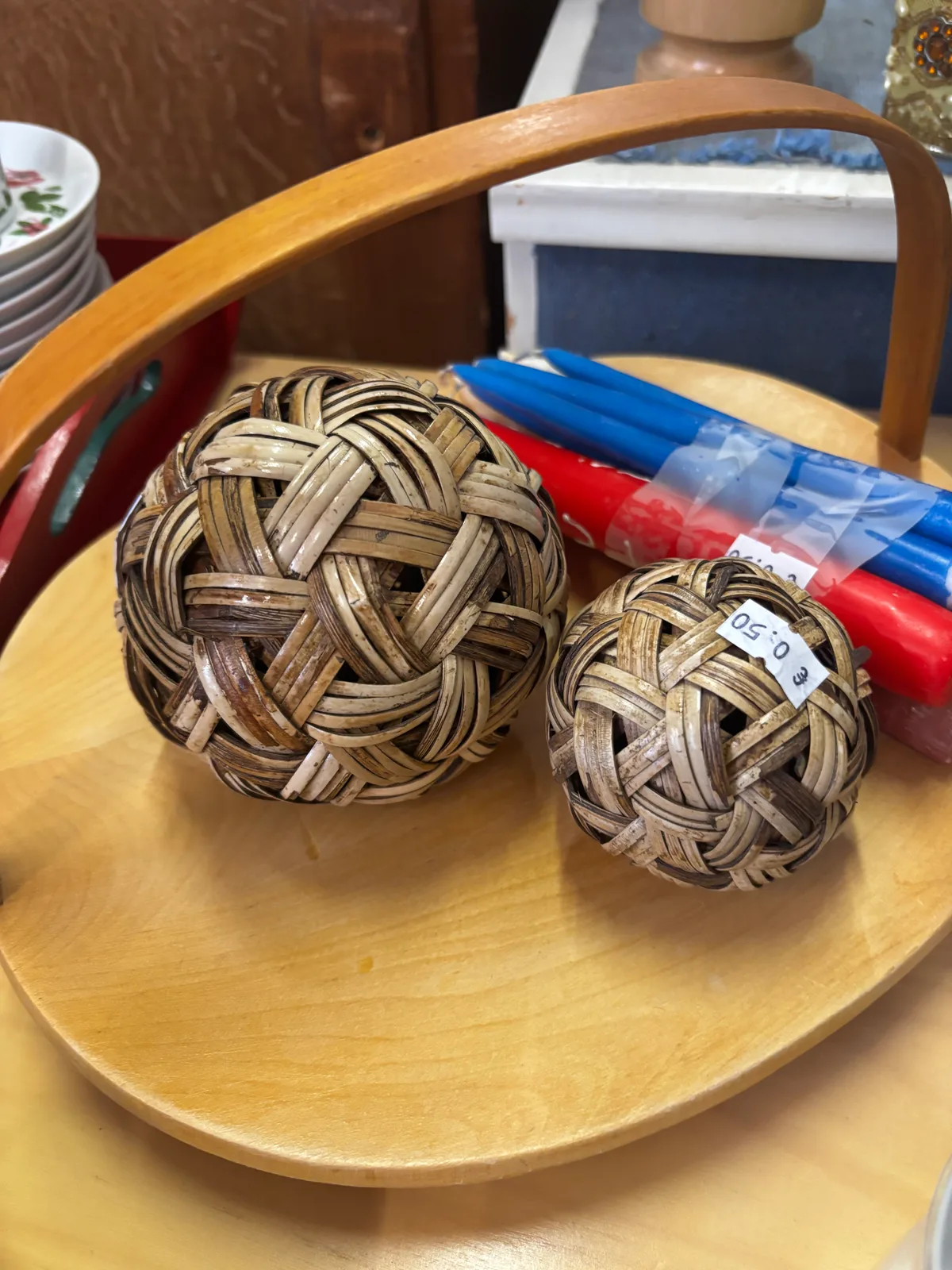 Divas pītas rotangpalmas bumbas, vietai mājās, kur vēl nekā nav. Ha ha ha. in Sigulda