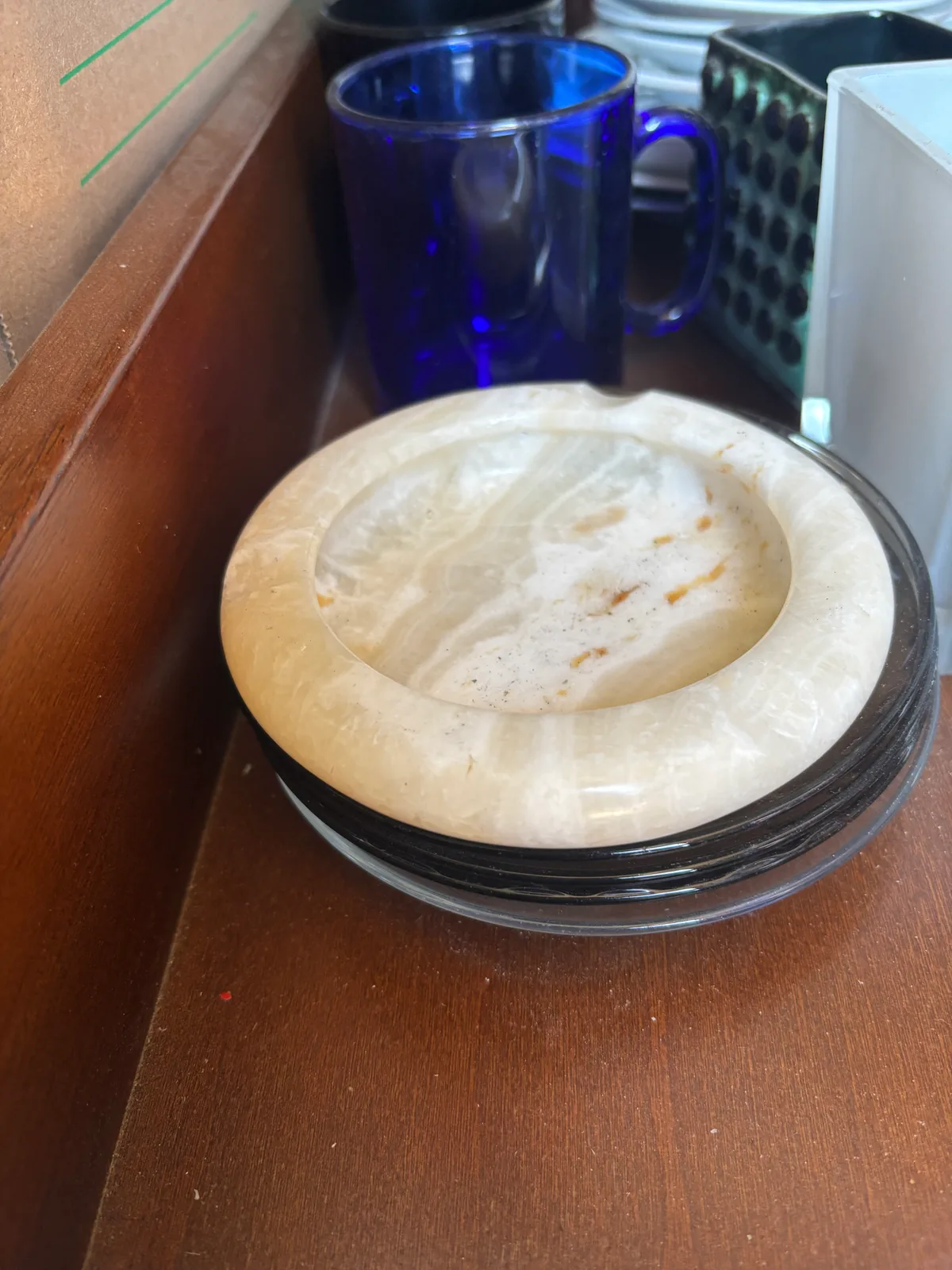 Ņem, kam vaig. Apaļš pelnutrauks no pulēta oniksa vai marmora ar gludu, krēmkrāsas virsmu. Maigs, smags, skaists.

#pelnutrauks #onikss #marmors #ashtray #...