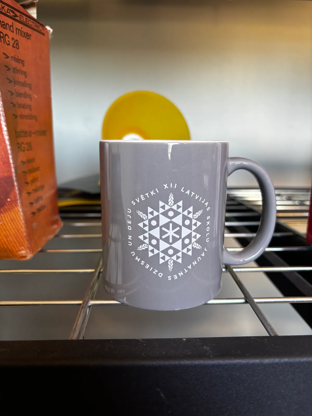 Krūzīte kādam kulturālam cilvēkam, kuram sirdij tuvi Latvijas Skolu jaunatnes dziesmu un deju svētki. in Sigulda