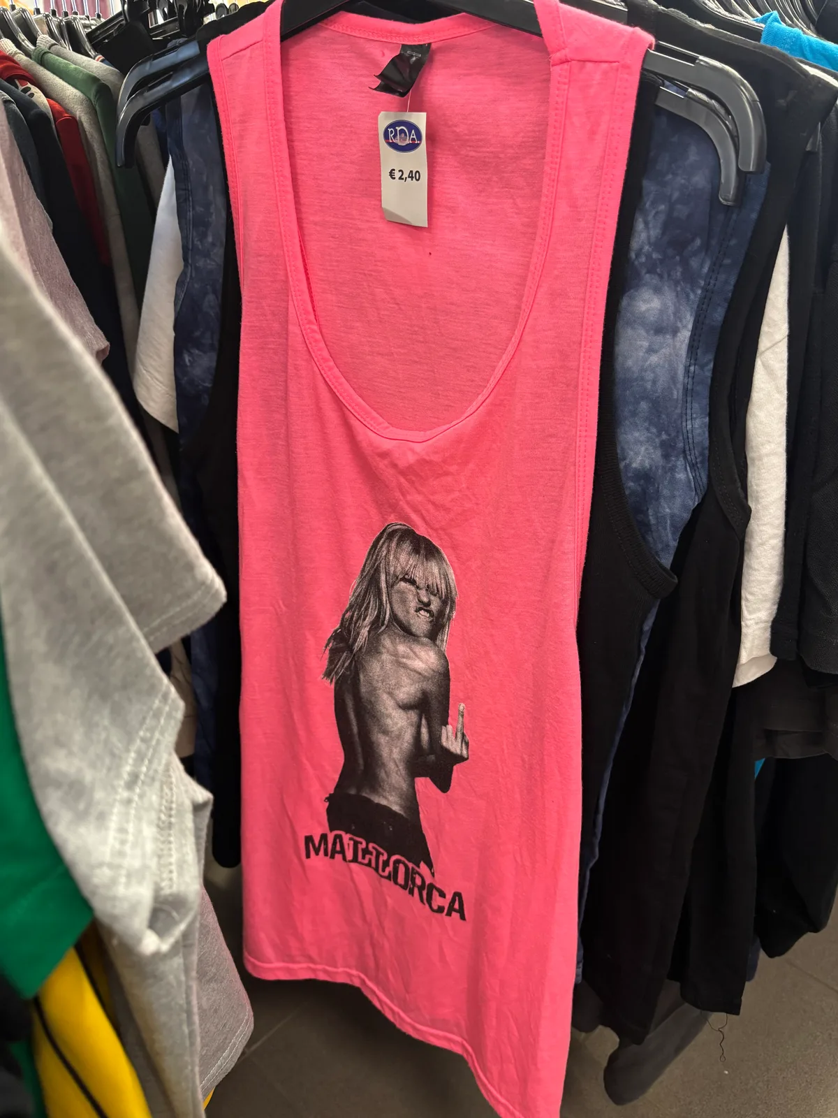 Nu baigais f* off muskuļkrekls ar Heidi Klum un Mallorca, ārprātīgā rozā krāsā, lai visi tevi pamana pludmales bārā. Izmērs kāds L(?) 

#krekliņš #maljorka...