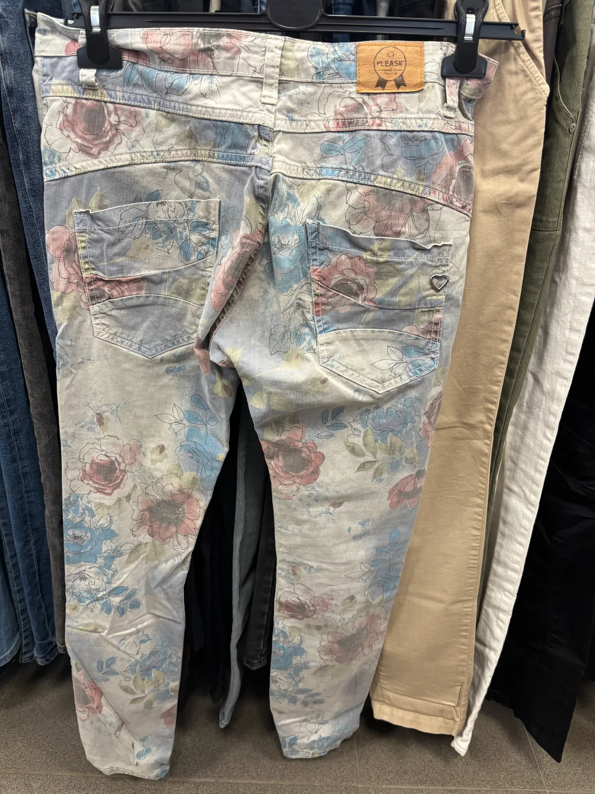 Please Italy vintage XS puķainas bikses, ja džinsus šūtu no dzejas. Miglā tītas atmiņu rozes un inženieriertehniskie risinājumi, lai dibens skaisti izskatīto...