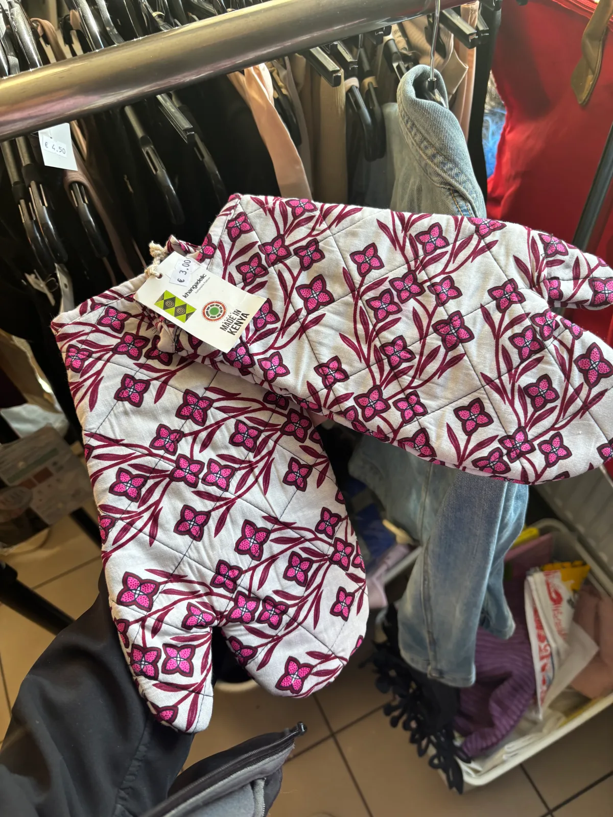Ļoti skaisti virtuves cimdi. Ne vien priecīgi, ne vien skaisti, ne vien mīksti, bet taisīti Kenijā! Label: Khangadelic. Reāli no Āfrikas, eksotiskākie virtuv...
