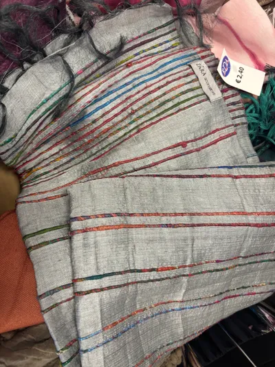 Zara Accessories šalle pelēka ar krāsainiem dzīpariem. Sa...