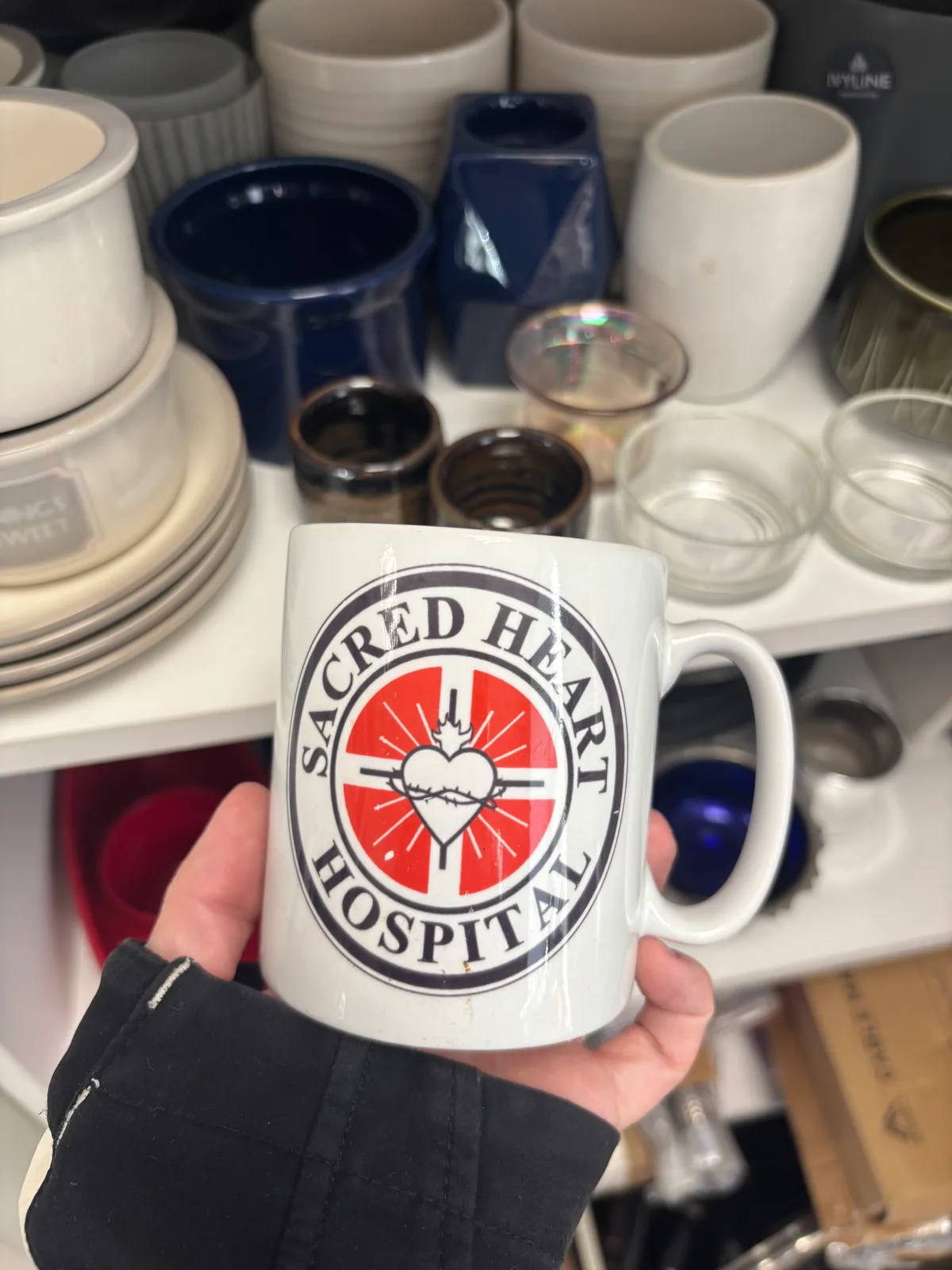 Balta keramikas krūze ar Sacred Heart Hospital logotipu. Seriāla Scrubs merch. Lieliski piemērots fanam, kurš vēlas justies kā rezidentūrā, dzerot rīta kafij...