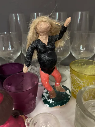 Brīva vieta jūsu sejai, viss pārējais jau ir: blondi mati...