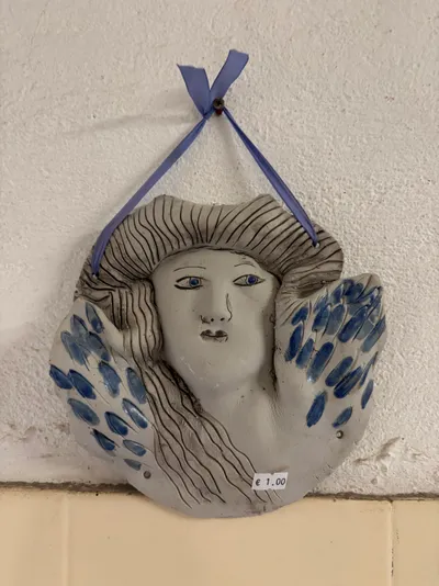 Māksliniecisks zilpelēks sargeņģelis ar valdzinoši dziļdo...