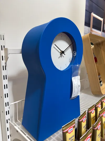 Ikea PS 1995 pulkstenis, kurā kaut ko var ielikt. Ekspozī...