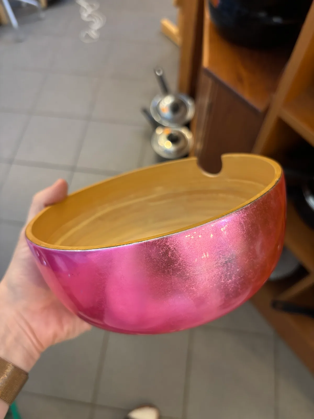 Koka salātu bļoda ar metālisku rozā ārpusi. No comment. Ok: wow. in Pärnu linn