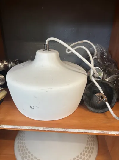 Smaga (keramika?) balta matēta griestu lampa ar baltu aud...