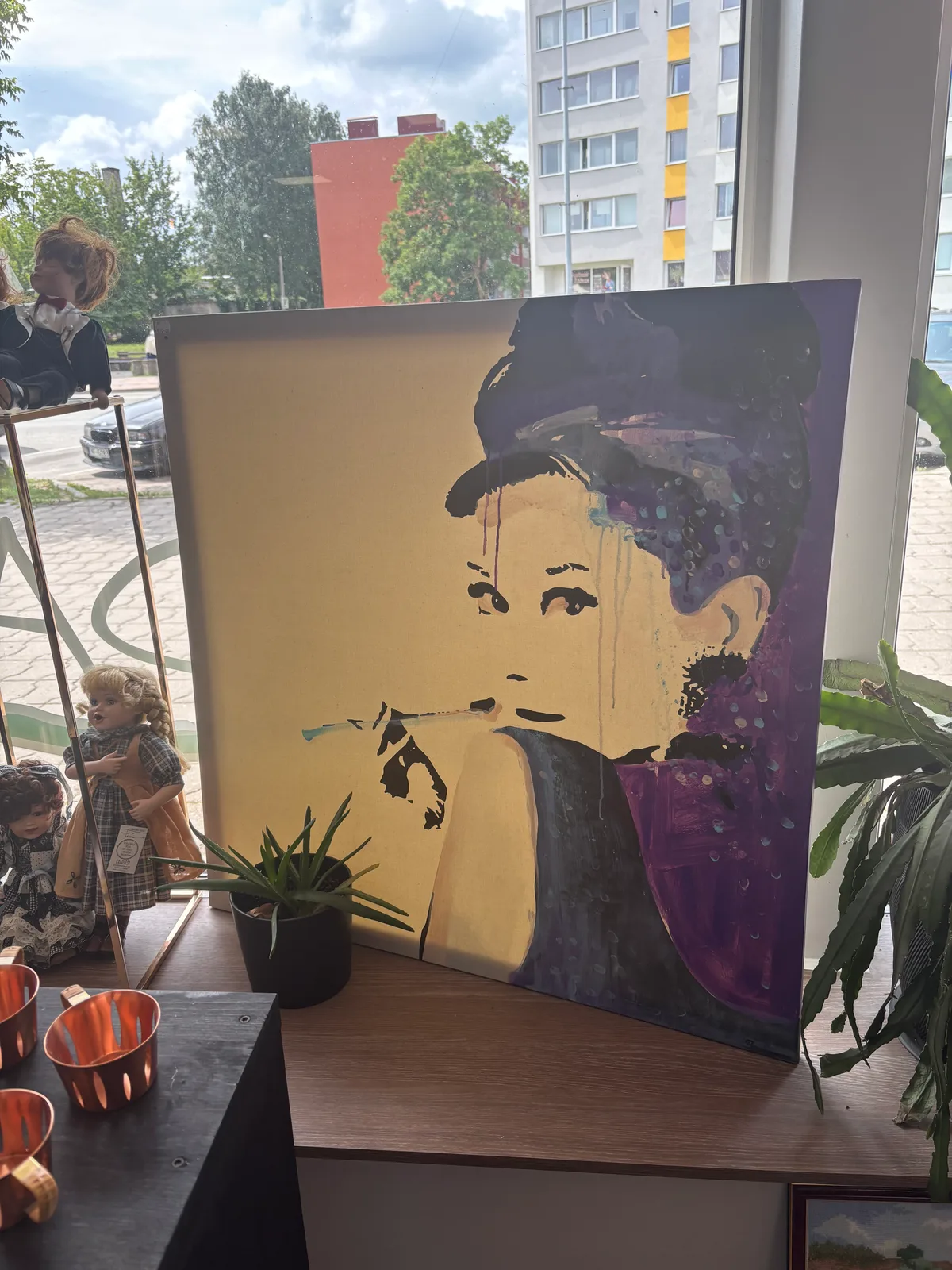 Liela, smuka glezna, Odrijas Hepburnas portrets, obv. 
Vietai, kur vajag violetu akcentu un dod brokastis. 
20€ in Jelgava