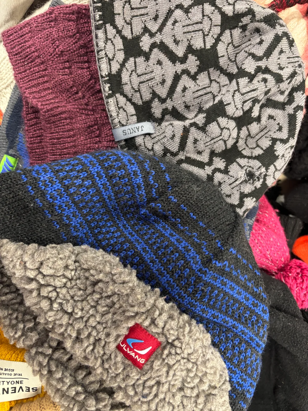Vilnas (īstas) ziemas cepures. Lielām un mazām galvām. Liels birums, 0.5€ gabalā. Ziema nāk! in Sigulda