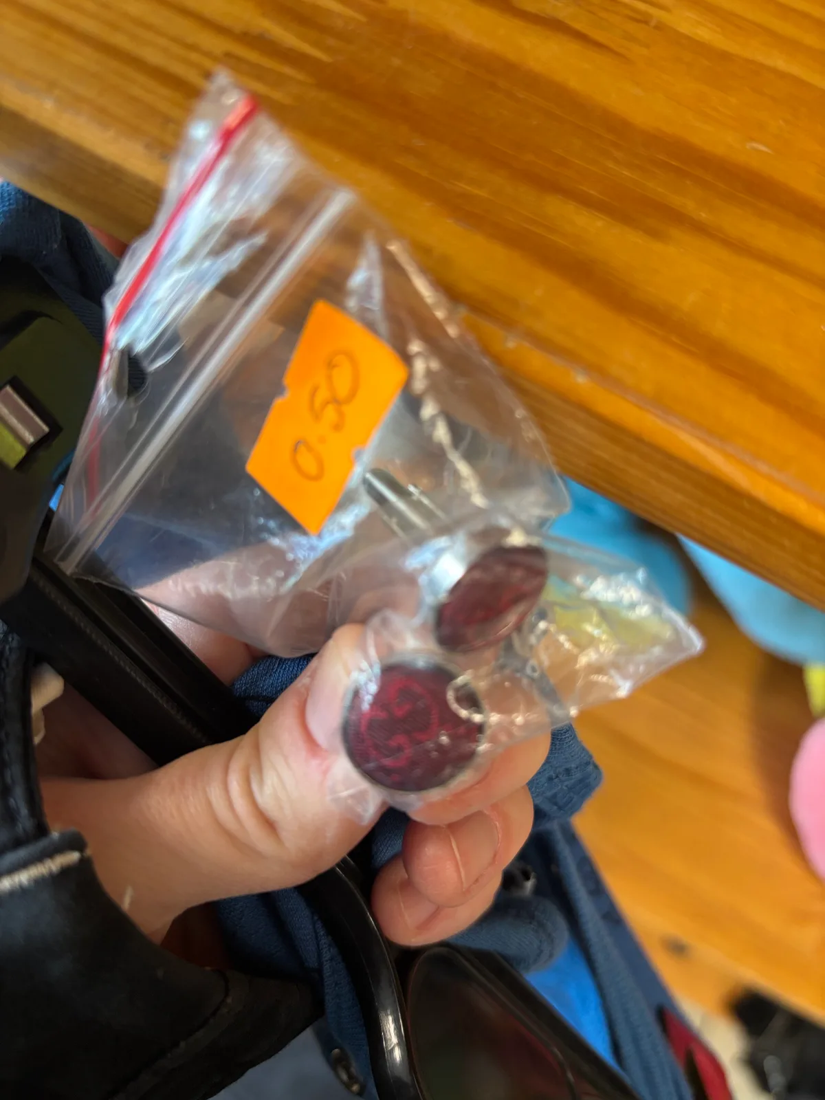 Tumši sarkanas/sudraba metāla (apvilktas ar audumu) “pod Gucci” GG aproču pogas, štrunta 0.5€ in Cēsis