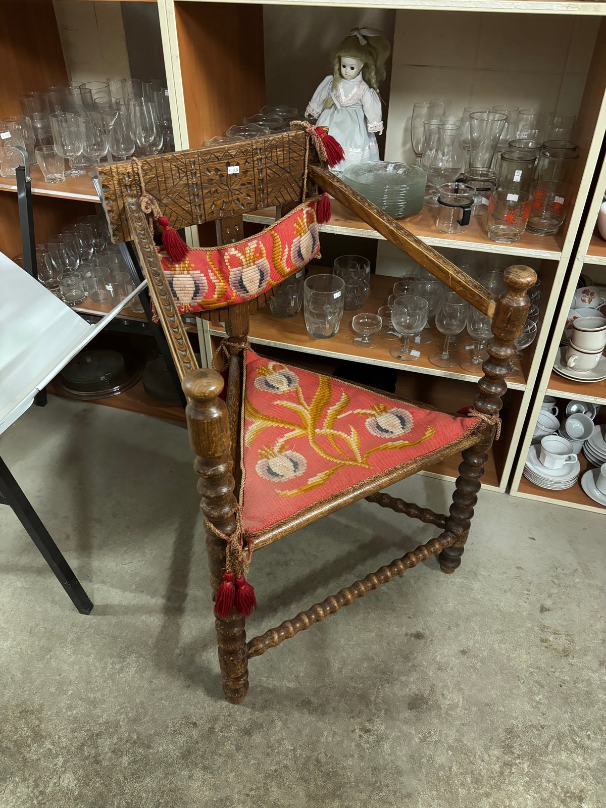 Trīsstūrainais krēsls ar bumbuļiem un izšuvumiem.  Nieka 30eur par, es nez cik simts? piecsimts? cilvēkstundu amatnieku darba.