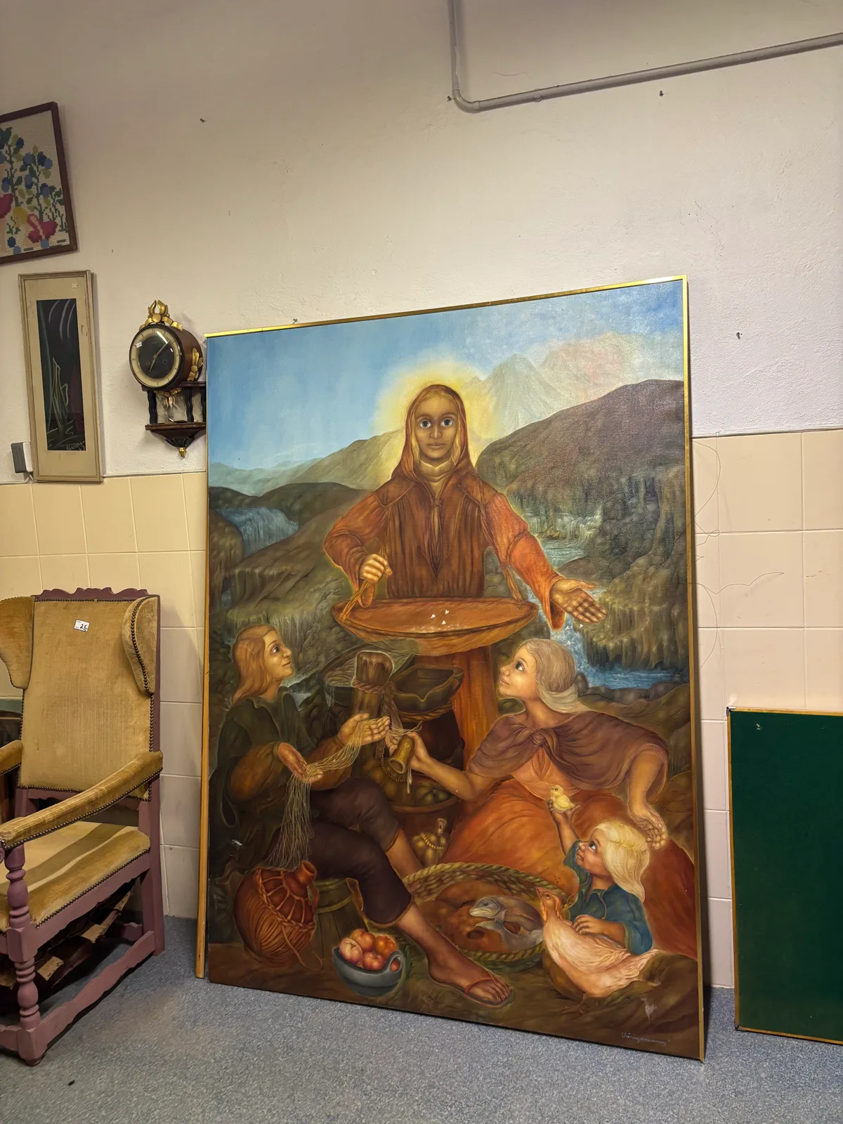 MILZĪGA īsta glezna par zivi un cilvēkiem. Tik lielu bildi te laikam satieku pirmoreiz. 196x142 cm — kā es to zinu? Jo es noskaidroju, ka tā ir EVA LINDQVIST...