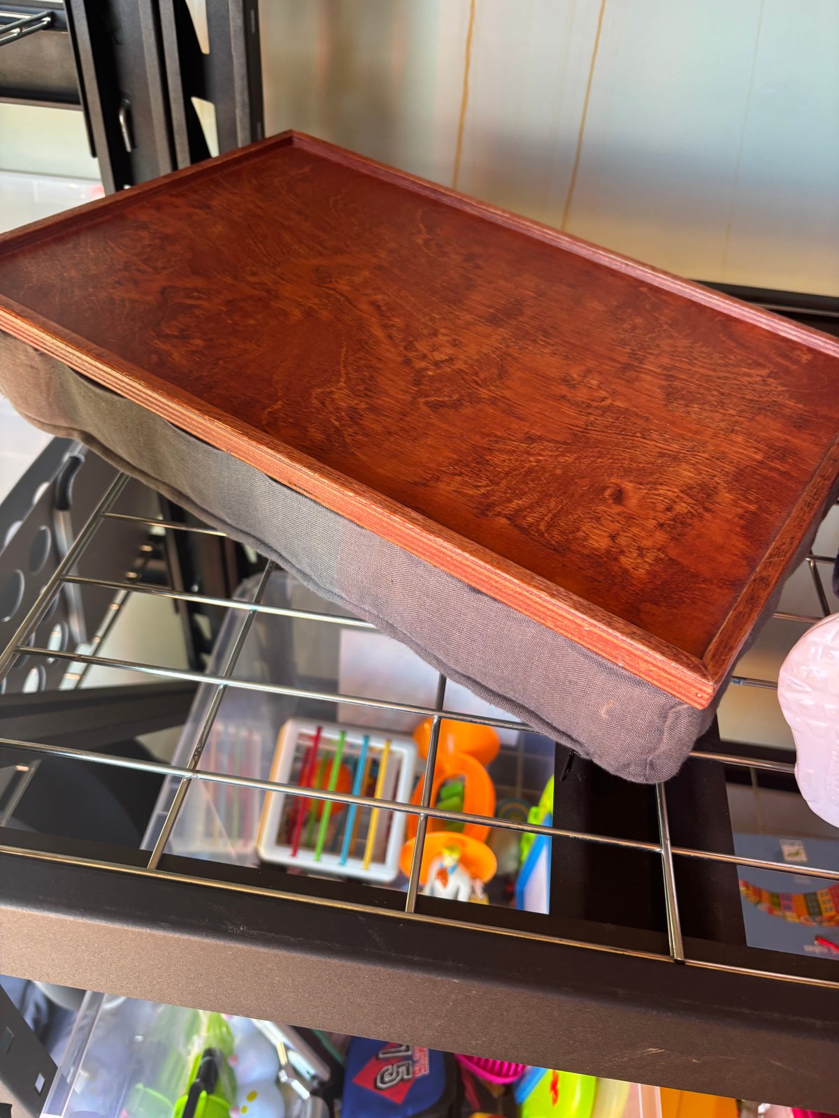 Griķu(?) spilvens ar koka galdiņu. Apmaiņas punktā, bez maksas. #bezmaksas in Sigulda