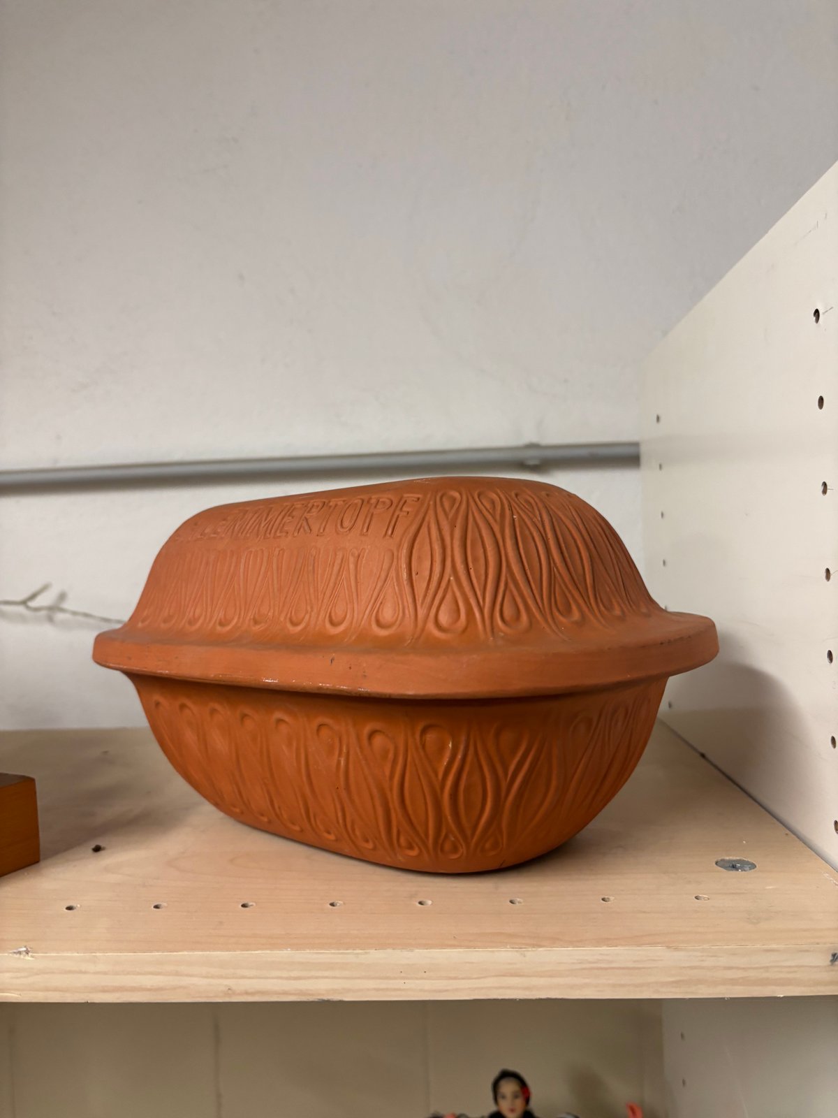 Šis ir vintage terakotas Römertopf māla cepamtrauks ar dekoratīvu reljefa rakstu uz vāka un pamatnes. Tas ir paredzēts lēnai ēdienu gatavošanai cepeškrāsnī. ...