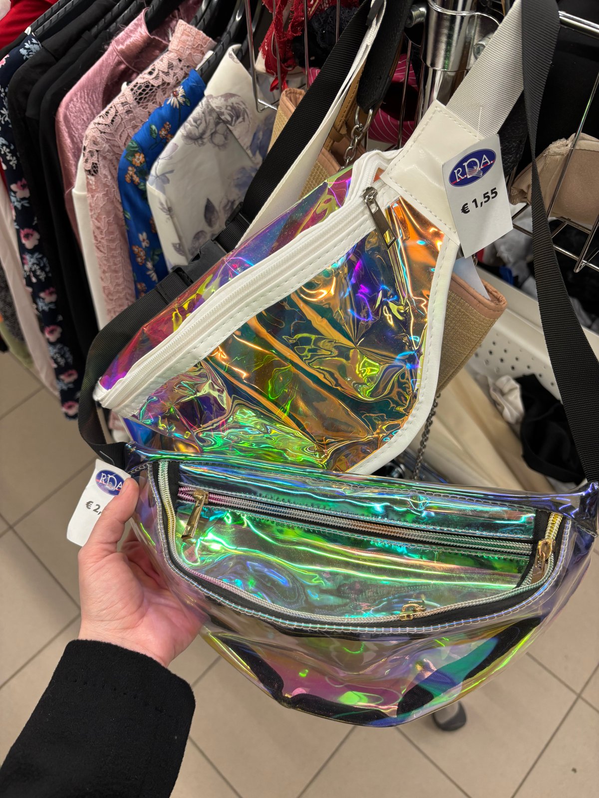 Divas sintētiska materiāla jostassomas ar varavīksnes krāsu efektu. Vienai ir balta apdare un cena 1,55 EUR, otrai cena ir 2,40 EUR. Ideāli piemērotas kādam,...