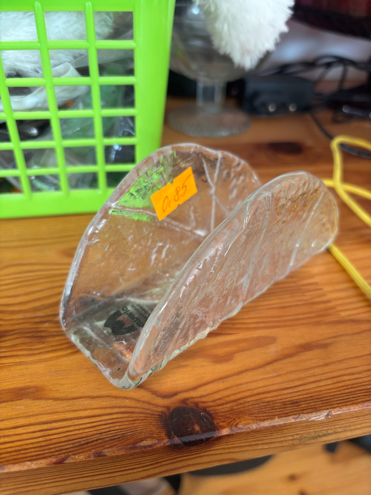 Muurla handmade Finland, kā lapa un kā ledus. Kāds Somijā šo stikla tako salocījis ar rokām, un tas var būt tavs par 85 centiem.

#salvešuturētājs #stiklatra...