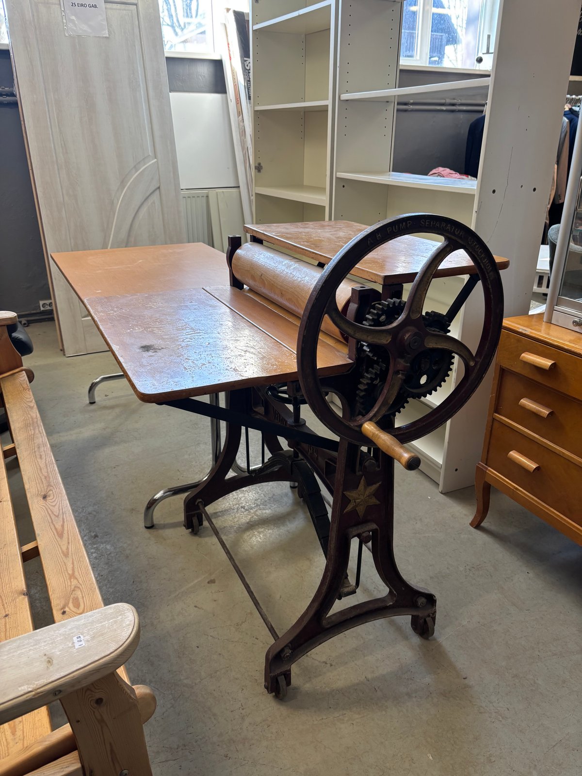 Rakstāmgalds tavam loftam vai stīmpanka ofisam, autentiskāk jau vairs nav iespējams. Antīka čuguna un koka veļas spiede, uz kuras pietiks vietas tavam zoom z...