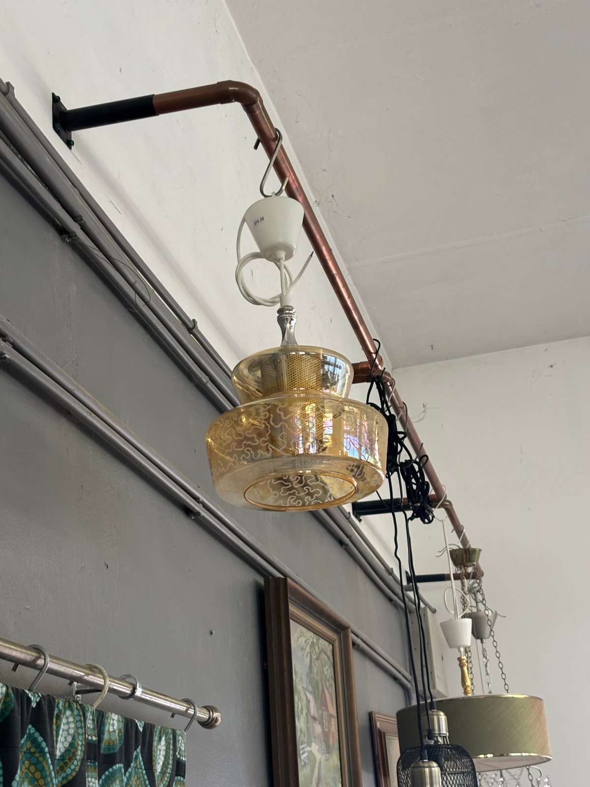 Space age / mcm lampa ar rakstainu stikla kupolu un zelta režģi iekšpusē. Unikāla tehnomedūza, ar ko papildināt jebkuru telpu, kurā ir kaut kas no vinila vai...