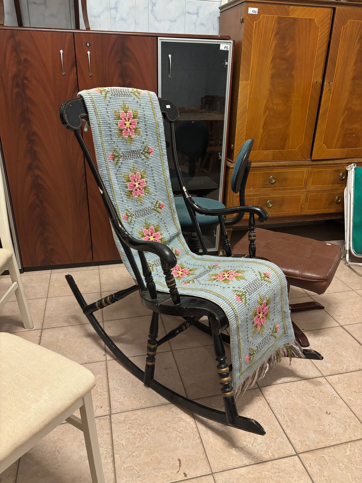 Šūpuļkrēsls kā nevienam. 50€ 

#farmhouse #black #crosstitch #krustduriens  in Sigulda