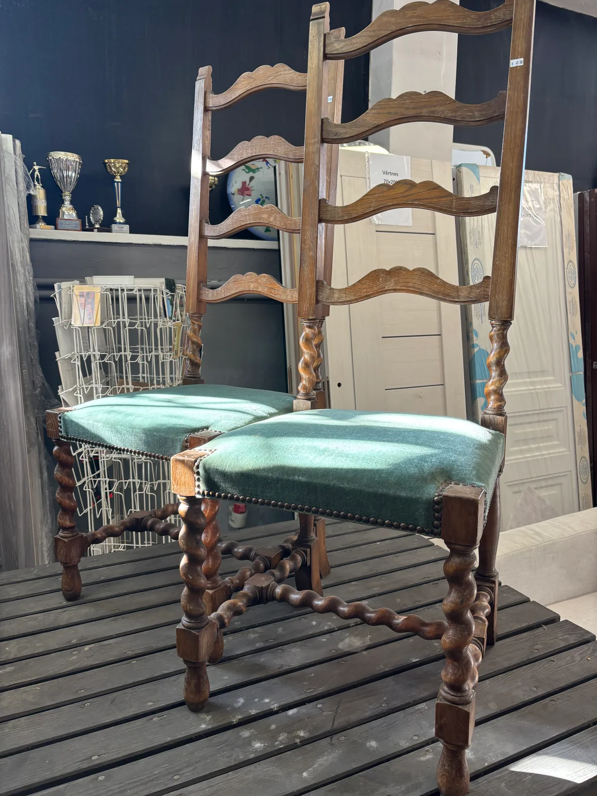 Divi koka ēdamistabas krēsli ar virpuļkājām. Imo viens no foršākajiem veidiem, kā izgrebt stabiņu. 45€ par vienu.

#kokakrēsli #barleytwist #vintagediningcha...