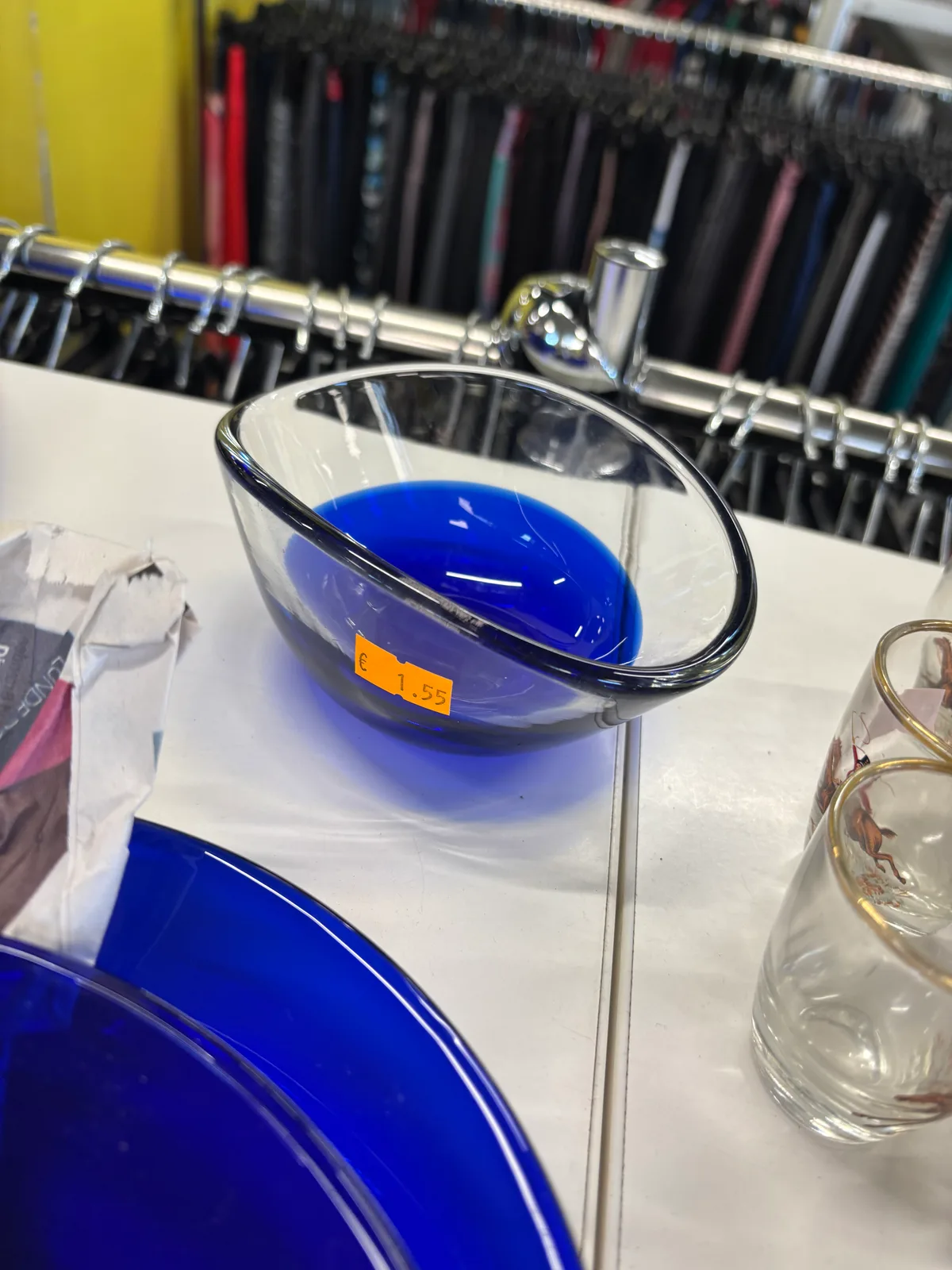 Neliela, asimetriska stikla bļodiņa ar koši zilu iekšpusi, cena 1.55. Tai ir moderna, organiska forma, kas lieliski iederētos minimālistiskā priekšnamā atslē...