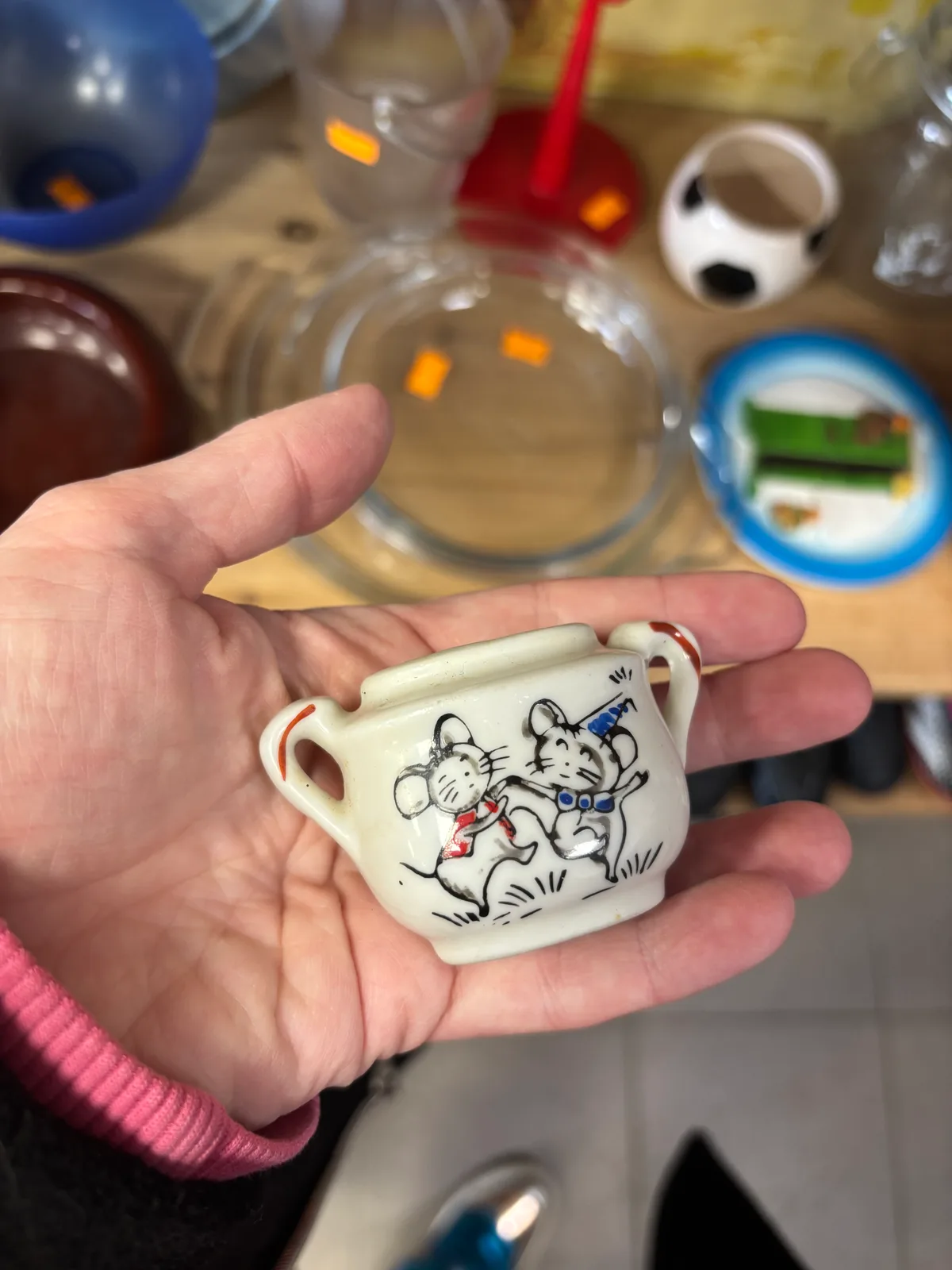 Sīciņš ar rokām apgleznots mazu japānīšu porcelāna cukurtrauciņš ar dancojošām pelītēm. Mazai tējas ballītei ar lācīšiem un labubū. 0.35€ in Sigulda