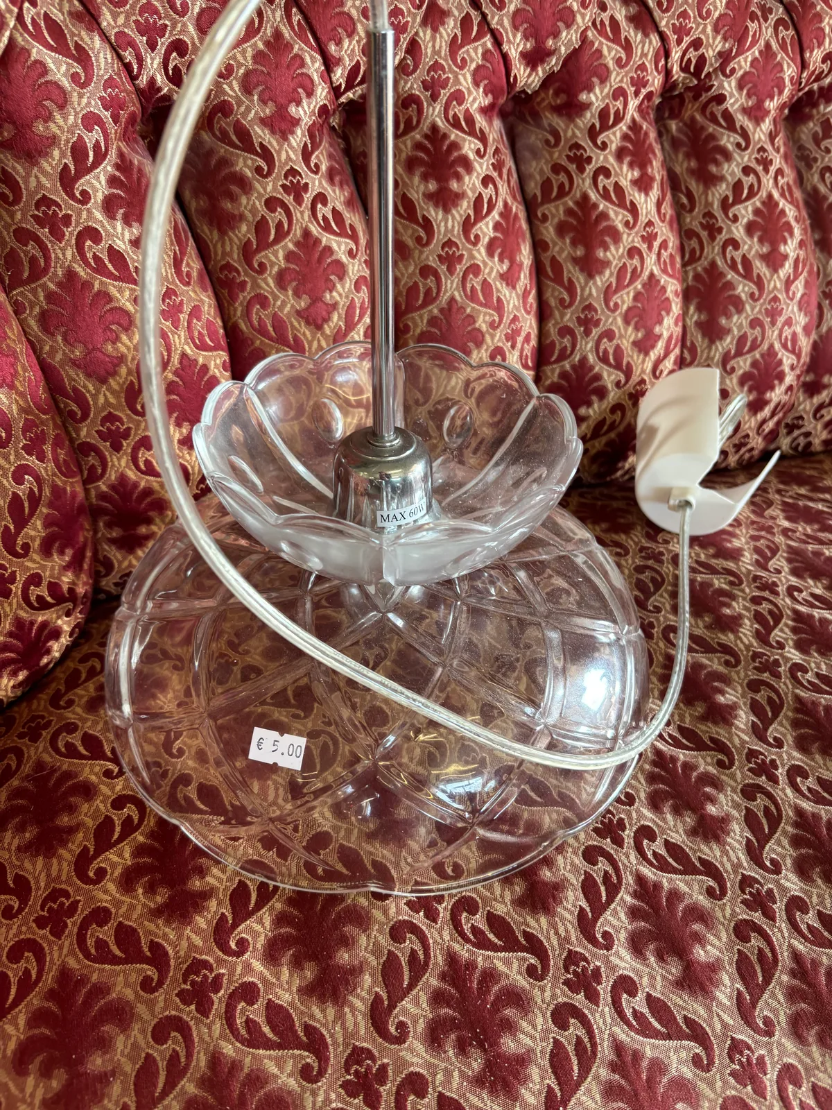 Vintage griestu lampa, 5 eiro. Stikls, kling klang. Dikti romantiski. 

#stiklalampa #lampa #vintage #glasslamp #pendantlight #vintage  in Sigulda