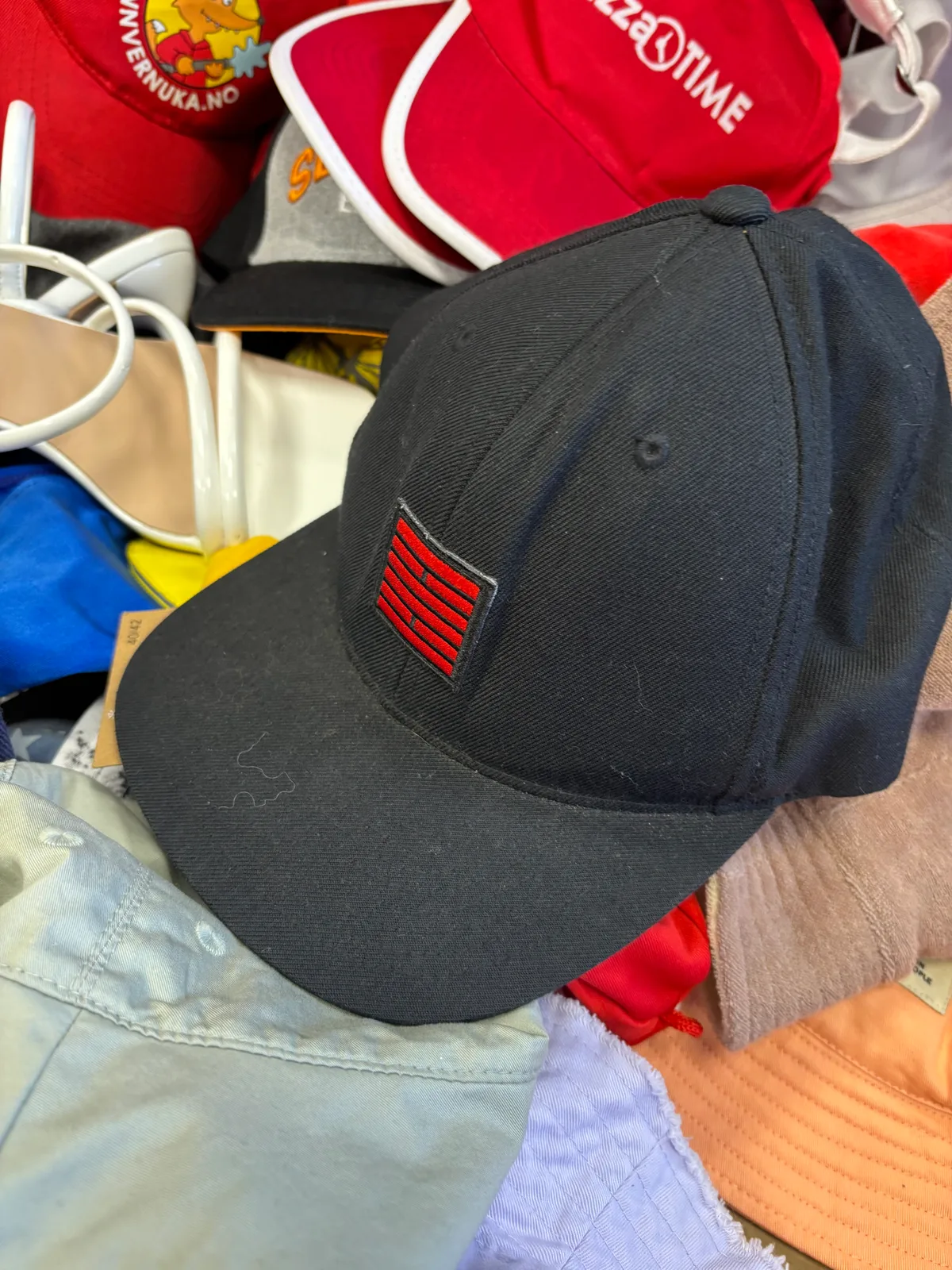 Melna beisbola cepure, state of wow, 20% vilna sastāvā, to jūt. Laba manta. Zīmīte smuka, google saka Bille Beino, bet es nezinu, kas tas ir.

#cepure #mel...