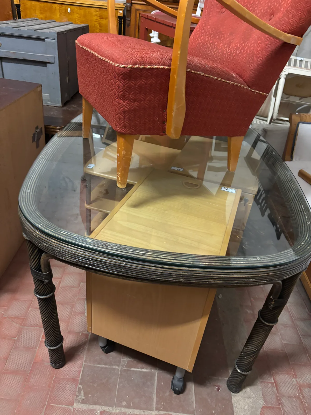 Liels ovāls galds ar stikla virsmu un pinuma kājām, ļoti interesanta konstrukcija. Derēs gan vasarnīcai, gan gotiem. Mīlu! in Sigulda