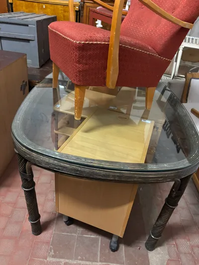 Liels ovāls galds ar stikla virsmu un pinuma kājām, ļoti ...