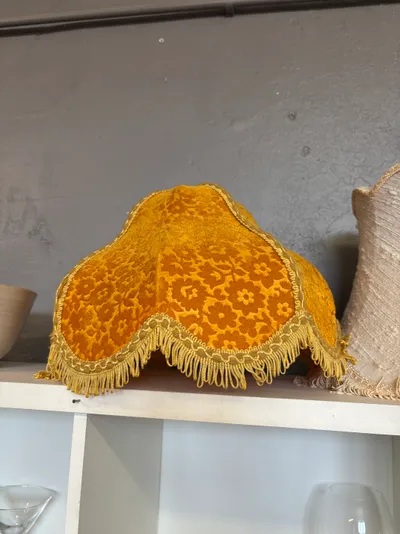 Vintāžas sinepju dzeltenas krāsas samta abažūrs ar ziedu ...