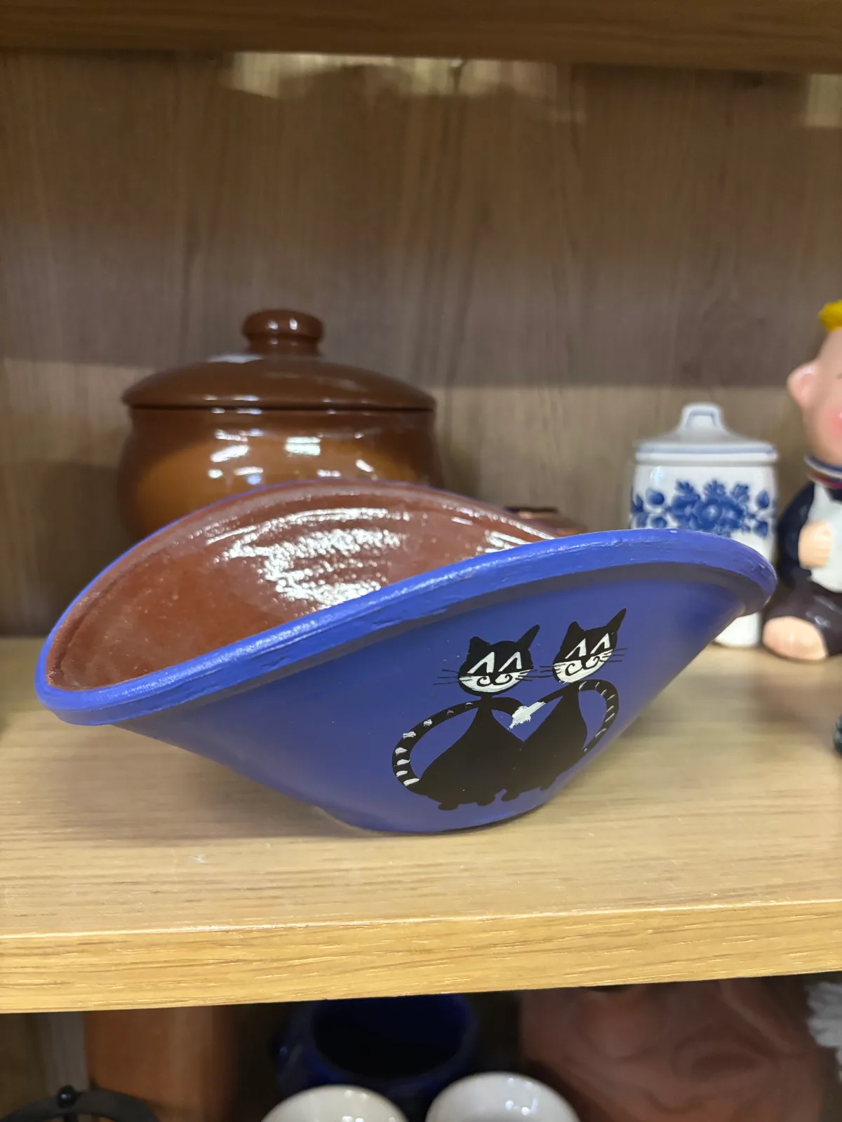 Zila bļoda ar div kaķiem katrā pusē. Kaķi ir ļoti priecīgi un sadevušies rokās. Apakšā: paraksts.

#kaķi #kaķis #cat #blue in Sigulda