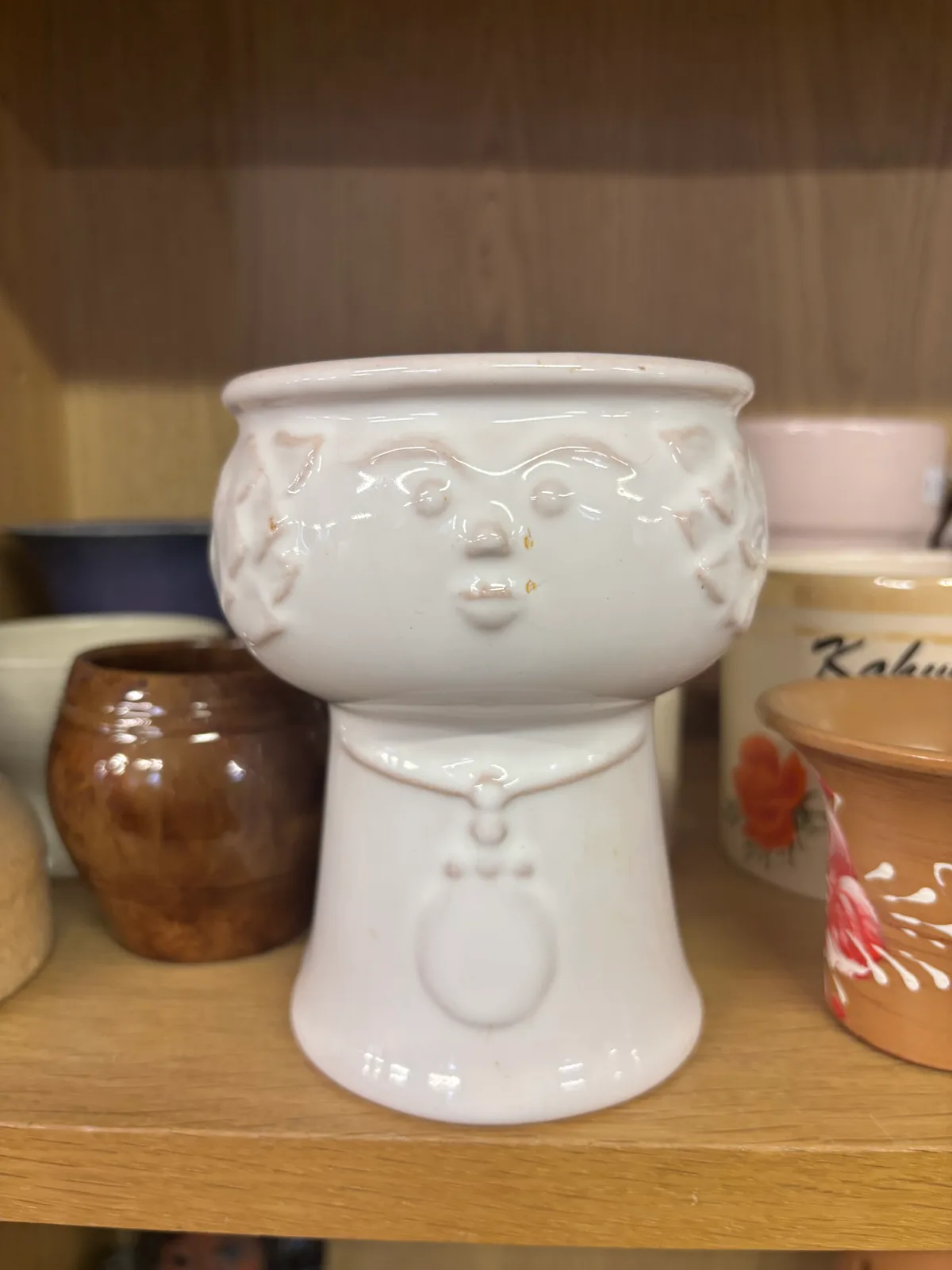 Balts keramikas pods vai trauks ar stilizētu seju un kaklarotas reljefu. Iespēja apmatot ar jebko, sākot ar sukulentiem beidzot ar adāmadatām. 1.5€

#keram...