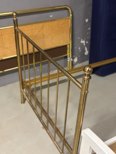 Zelta krāsas gultas rāmis. Ar maziem bumbulīšiem galos un...