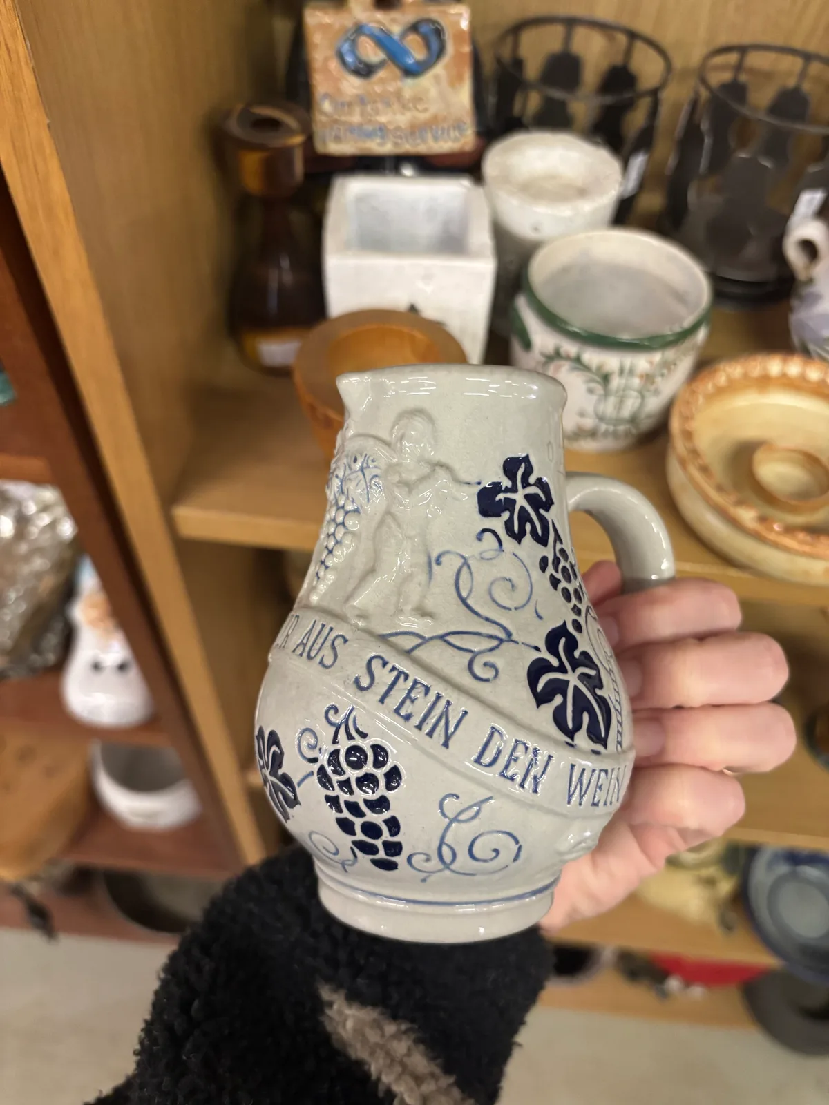 Māla krūka, uz kura teikts vāciski apmēram tā: dzer kā fāters: no māla krūkas. Maza. Laikam bērnu vīnam. Ļoti glīta. #vater #wein #wine #drink in Sigulda