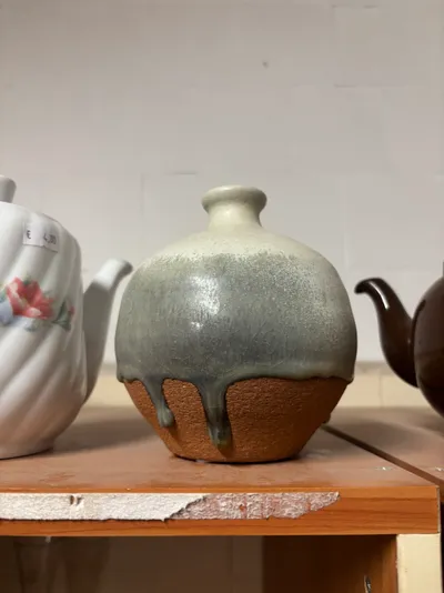 Maza, apaļa keramikas vāze ar teksturētu terakotas pamatn...