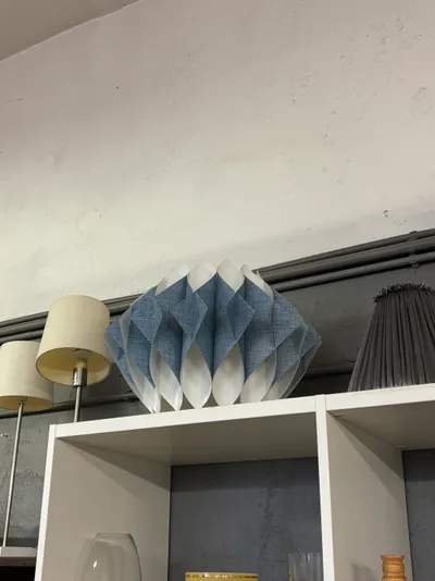 Zili balts a la Butterfly lampas abažūrs. Lieliski piemēr...