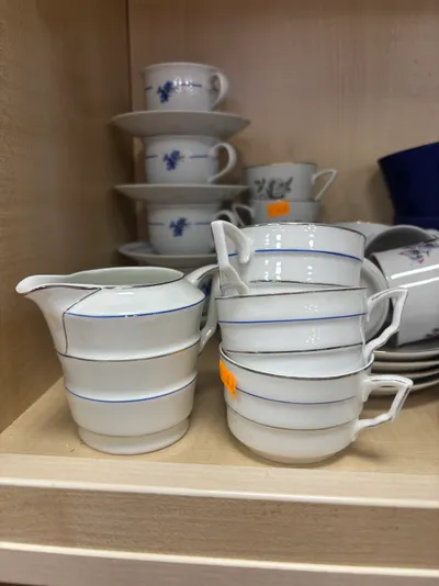 Art deco kafijas krūzītes un krējuma kanniņa. 