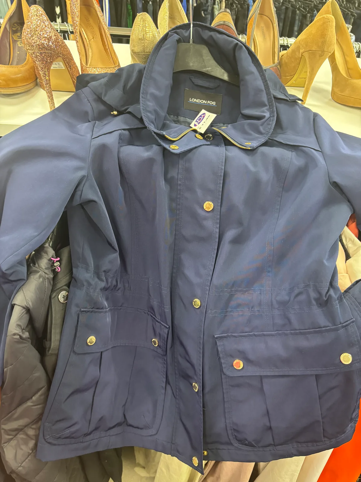 London Fog tumši zils trencis ar zelta pogām un kapuci. M izmērs. #trenchcoat #trencis #navy  in Sigulda